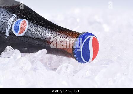 Irvine, KALIFORNIEN - 7. FEBRUAR 2017: Pepsi-Cola-Flasche auf Eis. Pepsi ist einer der führenden Hersteller von Limonade und Erfrischungsgetränken in den USA. Stockfoto