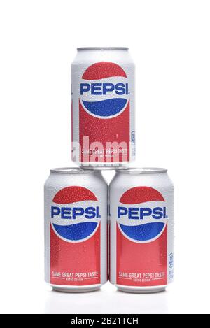 Irvine, KALIFORNIEN - 23. MAI 2018: Drei Dosen Pepsi-Cola. Pepsi ist einer der führenden Hersteller von Erfrischungsgetränken der Welt. Stockfoto
