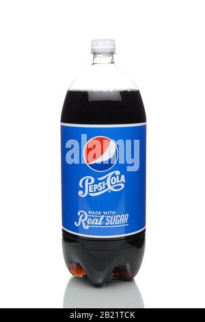 Irvine, CA - 4. JANUAR 2018: Pepsi-Cola Real Sugar 2-Liter-Flasche. Pepsi ist einer der führenden Hersteller von Limonade und Erfrischungsgetränken in den USA. Stockfoto