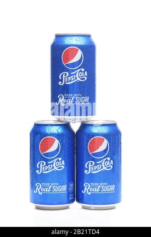 Irvine, KALIFORNIEN - 23. MAI 2018: Drei Dosen Pepsi-Cola Aus Echtem Zucker. Früher Throwback genannt, ist es eine Marke von Softdrink, die von Pepsi verkauft wird Stockfoto