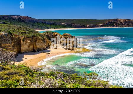 Point Addis mit Addiscot Beach in der Ferne. Victoria, Australien Stockfoto