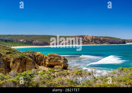 Point Addis mit Addiscot Beach in der Ferne. Victoria, Australien Stockfoto