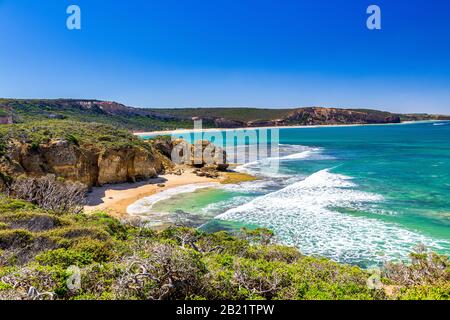 Point Addis mit Addiscot Beach in der Ferne. Victoria, Australien Stockfoto