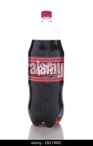 Irvine, KALIFORNIEN - 13. JANUAR 2017: Dr. Pepper Bottle. Das Getränk wurde von Charles Alderton in Waco, Texas, kreiert und erstmals im Jahr 1885 serviert. Stockfoto
