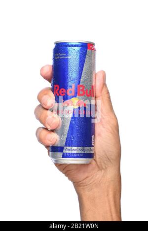 Irvine, KALIFORNIEN - 26. APRIL 2019: Nahaufnahme einer Hand mit einer Dose Red Bull Energy Drink. Red Bull ist das beliebteste Energydrink der Welt. Stockfoto