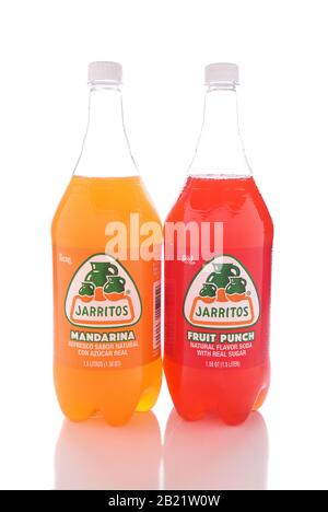 Irvine, KALIFORNIEN - 13. JANUAR 2017: Jarritos Fruit Punch und Mandarina trinken. Jarritos wird in Fruchtaromen hergestellt und ist karbonierter als Popula Stockfoto