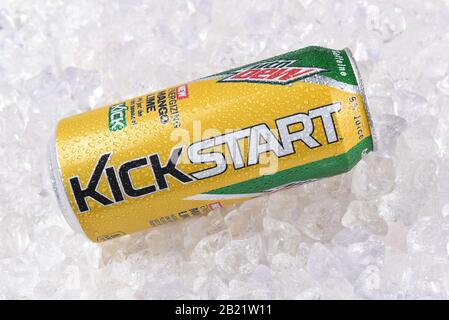 Irvine, CA - 15. DEZEMBER 2017: Ein Getränk von Mountain Dew Kickstart Mango Lime. Von PepsiCo Kickstart wird als gesündere Art und Weise für den Start Ihres vermarktet Stockfoto