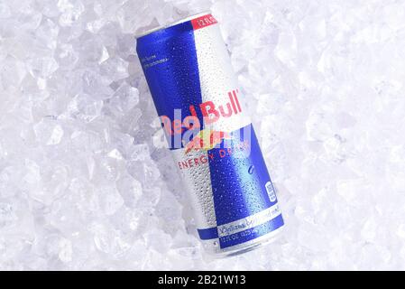 Irvine, KALIFORNIEN - 23. MAI 2018: Eine einzige Dose Red Bull Energy Auf Eis trinken. Red Bull ist das beliebteste Energydrink der Welt. Stockfoto