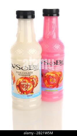 Irvine, CA - 11. Januar 2013: Flaschen mit SoBe Pina Colada und Erdbeer-Banana-Aromatisierten Getränken. Der Name SoBe ist eine Abkürzung von South Beach, Stockfoto