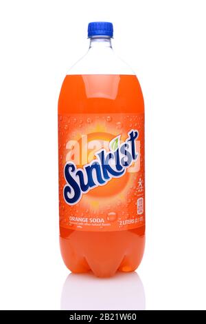 Irvine, CA - 14. Mai 2014: Eine 2-Liter-Flasche Sunkist Orange Soda. Sunkist, der 1979 auf den Markt kam, ist die führende Orange Soda und im Gegensatz zu den meisten Marken Stockfoto