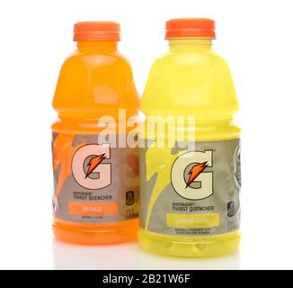 Irvine, CA - 22. SEPTEMBER 2014: Zwei Flaschen Gatorade Durstlöscher. Das Getränk wurde erstmals 1965 von einem Forscherteam der Univers entwickelt Stockfoto