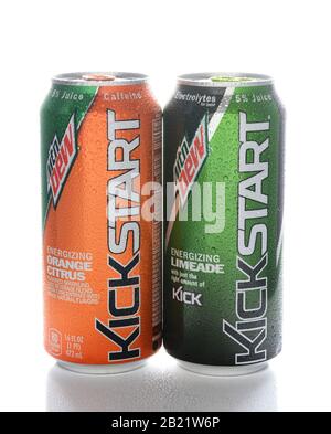 Irvine, CA - 7. FEBRUAR 2015: Zwei Dosen MTN Dew Kickstart Frühstücksgetränk. Von PepsiCo Kickstart wird als gesündere Art und Weise vermarktet, Ihren Tag zu beginnen Stockfoto