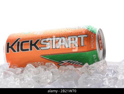 Irvine, CA - 7. FEBRUAR 2015: Eine Dose MTN Dew Kickstart Orange Citrus Frühstücksgetränk. Von PepsiCo wird Kickstart als gesündere Art und Weise zum Star vermarktet Stockfoto