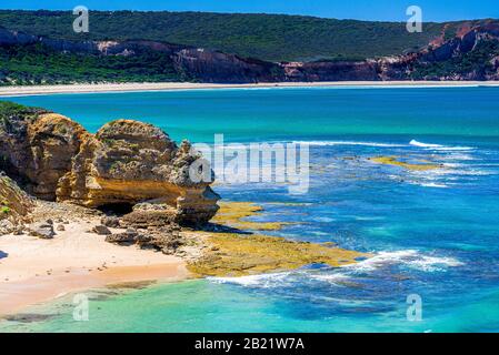 Point Addis mit Addiscot Beach in der Ferne. Victoria, Australien Stockfoto