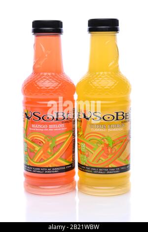 Irvine, CA - 14. Mai 2014: Flaschen von SoBe Citrus Energy und Mango Melon SoBe Citrus Energy und Mango Melon. Der Name SoBe ist eine Abkürzung von South Stockfoto