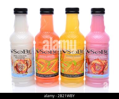 Irvine, CA - 14. Mai 2014: Flaschen mit SoBe Pina Colada, Citrus Energy, Mango Melon und Strawberry Banana Aromatisierten Getränken. Der Name SoBe ist eine Abbre Stockfoto