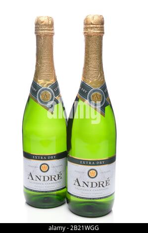 Irvine, CA - 8. JANUAR 2018: Zwei Flaschen Andre California Champagne. Andre ist eine Abteilung der Weinkellerei E J Gallo. Stockfoto