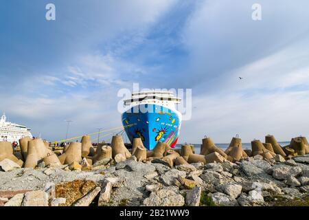 Ein farbenfrohes Kreuzfahrtschiff sitzt im Hafen entlang der Ostsee in Tallinn, Estland. Stockfoto