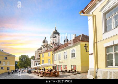 Touristen sehen und genießen ein Mittagessen in einem Straßencafé auf dem Toompea Hill neben der russisch-orthodoxen Kathedrale an einem Sommertag in Tallinn, Estland Stockfoto