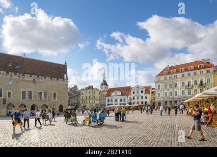 Touristen genießen einen Sommernachmittag in Cafés und Geschäften auf dem Alten Rathausplatz im touristischen Zentrum des mittelalterlichen Estlands. Stockfoto