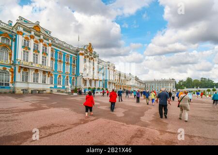 Touristen gehen über die große Promenade zwischen dem Katharinenpalast und den Gärten in Tsarskoye Selo, Puschkin, in der Nähe von St. Petersburg, Russland. Stockfoto