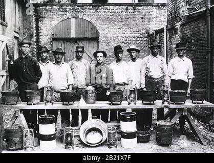 Die San Francisco Plage von 1900-1904/05 war eine Epidemie der Bubonischen Plage, die sich auf San Franciscos Chinatown konzentrierte. Es war die erste Pestepidemie im kontinentalen Vereinigten Staaten. Die Epidemie wurde im März 1900 von den medizinischen Behörden anerkannt, aber ihre Existenz wurde mehr als zwei Jahre von Kaliforniens Gouverneur Henry Gage verneint. Seine Ablehnung erfolgte aus geschäftlichen Gründen, um die Reputation von San Francisco und Kalifornien zu schützen und den Verlust von Einnahmen durch Quarantäne zu verhindern. Die Unfähigkeit, schnell zu handeln, hat es der Krankheit ermöglicht, sich unter den örtlichen Tierpopulationen zu etablieren. Stockfoto