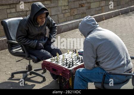 New York, USA, 28. Februar 2020. Die Leute spielen Schach auf der Straße auf einem improvisierten Brett auf dem Union Square in New York City. Kredit: Enrique Shore/Alamy Li Stockfoto