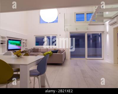 Innenbereich eines luxuriösen, stilvollen, modernen Apartments auf zwei Ebenen mit weißen Wänden Stockfoto