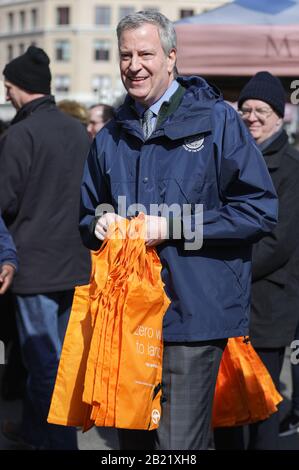 New York, NY, USA. Februar 2020. Union Square Park, New York, USA, 28. Februar 2020 - Bürgermeister Bill de Blasio verteilt am Freitag, 28. Februar 2020 wiederverwendbare Taschen an New Yorker auf dem Bauernmarkt Union Square, bevor das Verbot der Plastiktüte am 1. März in Kraft tritt. Foto: Luiz Rampelotto/EuropaNewswire.PHOTO CREDIT OBLIGATORISCH. Kredit: Luiz Rampelotto/ZUMA Wire/Alamy Live News Stockfoto