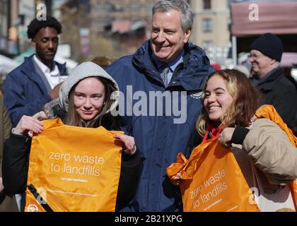 Union Square Park, New York, USA, 28. Februar 2020 - Bürgermeister Bill de Blasio verteilt am Freitag, 28. Februar 2020 wiederverwendbare Taschen an New Yorker auf dem Bauernmarkt Union Square, bevor das Verbot der Plastiktüte am 1. März in Kraft tritt. Foto: Luiz Rampelotto/EuropaNewswire LICHTBILDKREDIT PFLICHT. Weltweite Verwendung Stockfoto