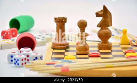 Juegos de mesa, Parchis, ajedrez, dados, juegos de azar y estrategia sobre fondo Blanco. Stockfoto