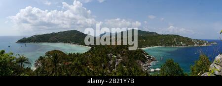 Panoramablick auf die Chalok Baan Kao- und Thian Og Buchten vom Aussichtspunkt John Suwan im Süden der Insel Kho Tao (Golf von Thailand) Stockfoto