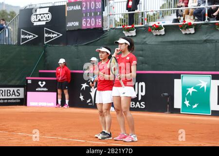 Cartagena, Spanien. Februar 2020. (L-R) Shuko Aoyama, Ena Shibahara (JPN) Tennis: Shuko Aoyama und Ena Shibahara aus Japan beim Doppelspiel gegen Spanien Paar beim ITF Fed Cup von BNP Paribas Qualifikationsturniere für Das Finale im Centro de Tenis La Manga-Club in Cartagena, Spanien. Credit: Mutsu Kawamori/AFLO/Alamy Live News Stockfoto