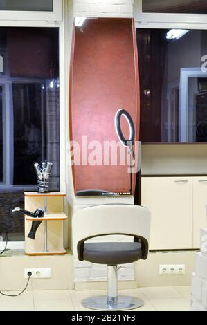 Modernes Interieur des Beauty-Salons und des Beauty-Fachbereichs. Arbeitsfläche in einem Schönheitssalon für einen Friseur. Innenbereich eines Friseursalons Stockfoto