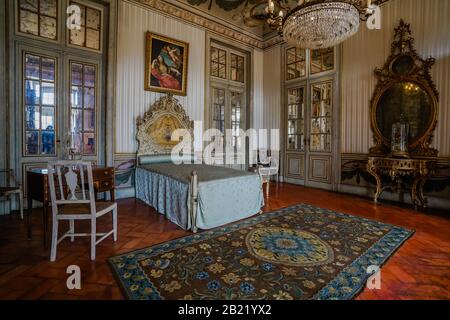 Das Schlafzimmer der Prinzessin Maria Francisca Benedita im Dona-Maria-Stil befindet sich im Palast von Queluz, einem Palast aus dem 18. Jahrhundert in Queluz bei Lis Stockfoto