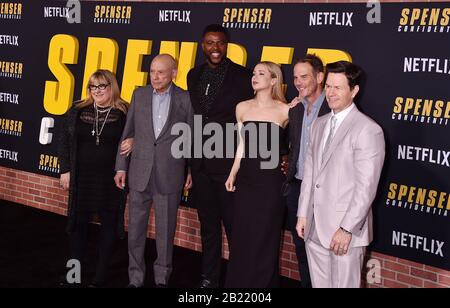 Westwood, CA - 27. FEBRUAR: (L-R) Colleen Camp, Alan Arkin, Winston Herzog, Peter Berg, Iliza Shlesinger und Mark Wahlberg nehmen am 27. Februar 2020 in Westwood, Kalifornien, an der Premiere von Netflix's 'Spenser Confidential' im Regency Village Theatre Teil. Stockfoto