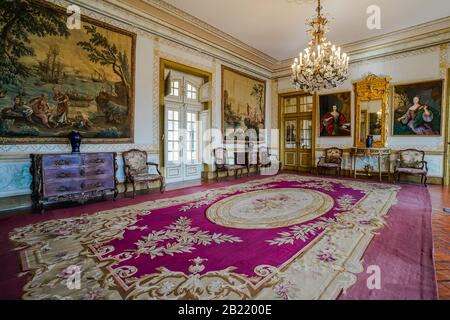 Das Bogenzimmer im Palast von Queluz, einem portugiesischen Palast aus dem 18. Jahrhundert in Queluz bei Lissabon. Es war Architekt von Mateus Vicente de Oliveir Stockfoto