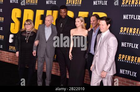 Westwood, CA - 27. FEBRUAR: (L-R) Colleen Camp, Alan Arkin, Winston Herzog, Peter Berg, Iliza Shlesinger und Mark Wahlberg nehmen am 27. Februar 2020 in Westwood, Kalifornien, an der Premiere von Netflix's 'Spenser Confidential' im Regency Village Theatre Teil. Stockfoto