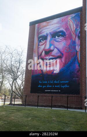 Hyde PARK, NY, USA - 17. FEBRUAR 2020: Das Culinary Institute of America. Wandbild des CIA-Absolventen Anthony Bourdain befindet sich auf dem Campus in der Nähe des Eggs. Stockfoto
