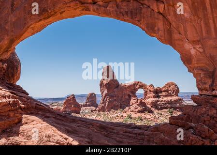 Schöner Turret Arch vom Südfenster im Arches National Park utah United States aus gesehen. Stockfoto