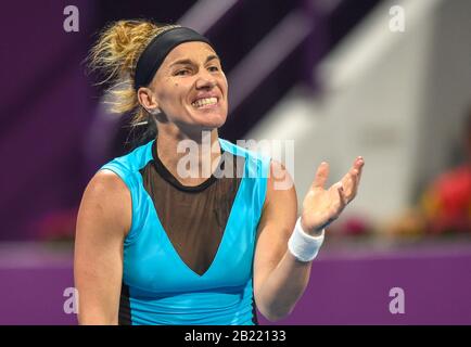Doha, Katar. Februar 2020. Swetlana Kuznetsova aus Russland reagiert beim Halbfinalspiel im Dameneinzel gegen Aryna Sabalenka aus Weißrussland bei den WTA Katar Open 2020 in Doha, Katar, 28. Februar 2020. Kredit: Nikku/Xinhua/Alamy Live News Stockfoto