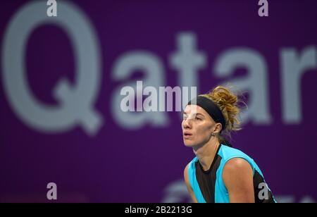 Doha, Katar. Februar 2020. Swetlana Kuznetsova aus Russland reagiert beim Halbfinalspiel im Dameneinzel gegen Aryna Sabalenka aus Weißrussland bei den WTA Katar Open 2020 in Doha, Katar, 28. Februar 2020. Kredit: Nikku/Xinhua/Alamy Live News Stockfoto