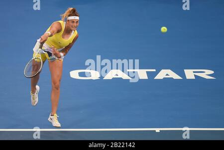 Doha, Katar. Februar 2020. Aryna Sabalenka aus Weißrussland dient während des Halbfinalspiels im Dameneinzel gegen Swetlana Kuznetsova aus Russland bei den WTA Katar Open 2020 in Doha, Katar, 28. Februar 2020. Kredit: Nikku/Xinhua/Alamy Live News Stockfoto
