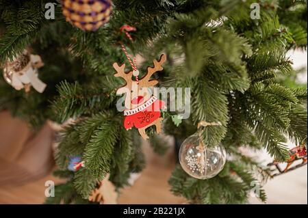 Umweltfreundliches Holzspielzeug für den Weihnachtsbaum in Form eines Rotwildes in kurzer Nahaufnahme Stockfoto