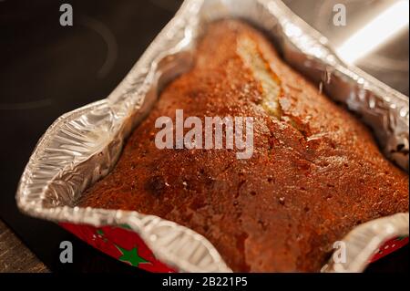 Heiße hausgemachte Pastete mit gebackener Kruste und Mohn, in einer roten Backform in Form eines Baumes Stockfoto