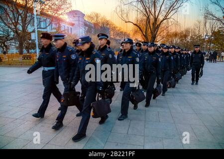 Peking, China - 17. Januar 2020: Unidentifizierte Gruppe chinesischer Polizeitruppen-Patrouillen auf dem Tiananmen-Platz Stockfoto