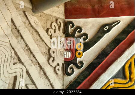 Wandschnitzerei des sonnengottes mit Gesicht und Gird-Motiv im archäologischen Komplex El Brujo nördlich von Trujillo in der Provinz La Libertad, Peru. Stockfoto