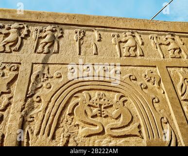 Carving an einer adobe-wand in Trujillo, Peru. Überreste der historischen Stadt Chan Chan, der alten Hauptstadt des Königreichs Chimu, das seine apo erreichte