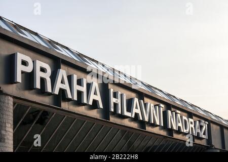 Prag, TSCHECHIEN - 31. OKTOBER 2019: Schild mit der Einfahrt zum Hauptbahnhof Praha Hlavni Nadrazi. Er ist der wichtigste Bahnhof Stockfoto