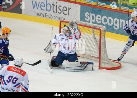 Kloten, Schweiz. Februar 2020. Kloten Swiss Arena, EHC Kloten vs GCK Lions, 1/4 Endspiel 5/7, Goalie Wolfgang Zürrer (GCK) durchsucht den Puck. EHC Kloten vs. GCK Lions 3-2. EHC Kloten schlug GCK Lions in Spiel 5 (von 7) und erzielte den 4. Sieg. Kloten gehen bei einem 1/4 Endspiel-Finale um den Aufstieg in NLA 2020-21. Das Spiel wurde aufgrund der staatlichen Veranlagung bezüglich der Sicherheitsaktionen des Corona-Virus (Foto von Sergio Brunetti/Pacific Press) ohne öffentliche Hand ausgetragen Credit: Pacific Press Agency/Alamy Live News Stockfoto